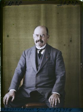 Image représentant https://musee-albert-kahn.s-museum.fr/home/NWQ2OTAwYzNmYjZlZTk1ZWQwODJmMjY4L2dlbmVyaWMtbm90aWNlLXRhYi9hdXRob3JpdHkvNjE3YTc5ZjVjZjhiODk2OGIzMzM3ZDIx/5d6900c3fb6ee95ed082f268/generic-notice-tab/authority/617a79ebcf8b8968b33379b6 Monsieur Emile Vandervelde