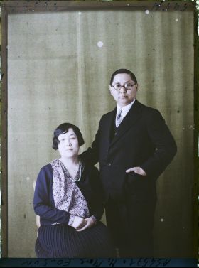 Image représentant https://musee-albert-kahn.s-museum.fr/home/NWQ2OTAwYzNmYjZlZTk1ZWQwODJmMjY4L2dlbmVyaWMtbm90aWNlLXRhYi9hdXRob3JpdHkvNjE3YTc5ZjVjZjhiODk2OGIzMzM3ZDIx/5d6900c3fb6ee95ed082f268/generic-notice-tab/authority/617a79ebcf8b8968b3336d56 Monsieur Sun Fo et  https://musee-albert-kahn.s-museum.fr/home/NWQ2OTAwYzNmYjZlZTk1ZWQwODJmMjY4L2dlbmVyaWMtbm90aWNlLXRhYi9hdXRob3JpdHkvNjE3YTc5ZjVjZjhiODk2OGIzMzM3ZDIx/5d6900c3fb6ee95ed082f268/generic-notice-tab/authority/617a79ebcf8b8968b3336d57 son épouse Sun Suk-Ying