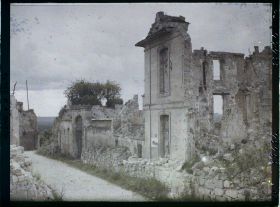 Image représentant France, Coucy le Château, La rue allant vers la Chapelle