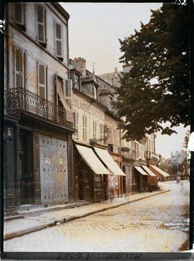 Image représentant Une rue menant à la place d'Allier