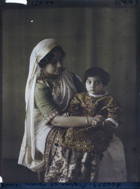Image représentant https://musee-albert-kahn.s-museum.fr/home/NWQ2OTAwYzNmYjZlZTk1ZWQwODJmMjY4L2dlbmVyaWMtbm90aWNlLXRhYi9hdXRob3JpdHkvNjE3YTc5ZjVjZjhiODk2OGIzMzM3ZDIx/5d6900c3fb6ee95ed082f268/generic-notice-tab/authority/617a79ebcf8b8968b333781b Pratima Tagore et sa fille  https://musee-albert-kahn.s-museum.fr/home/NWQ2OTAwYzNmYjZlZTk1ZWQwODJmMjY4L2dlbmVyaWMtbm90aWNlLXRhYi9hdXRob3JpdHkvNjE3YTc5ZjVjZjhiODk2OGIzMzM3ZDIx/5d6900c3fb6ee95ed082f268/generic-notice-tab/authority/617a79ebcf8b8968b333781c Nandini