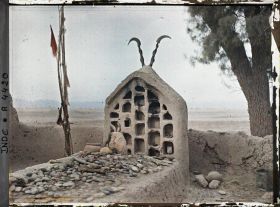 Image représentant Une tombe près de la frontière afghane (?)