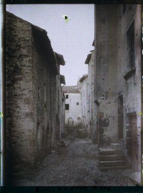 Image représentant France, Sauvagnat, Vieille rue du moyen Âge où se trouvent les Caves du Pays