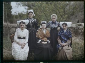 Image représentant Jeunes filles portant coiffes et costumes charentais