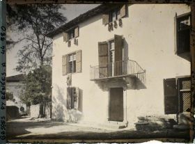 Image représentant France, Espelette, Vieille Maison à inscriptions au dessus de la porte