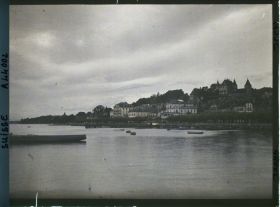 Image représentant Panorama sur Nyon, le château de Nyon, la place du Molard et le Léman depuis la jetée de l'Asse