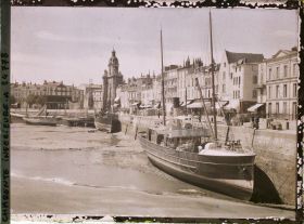 Image représentant Les bateaux dans le port à marée basse, quai Duperré, au fond la tour de l'Horloge