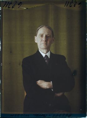 Image représentant Monsieur  https://musee-albert-kahn.s-museum.fr/home/NWQ2OTAwYzNmYjZlZTk1ZWQwODJmMjY4L2dlbmVyaWMtbm90aWNlLXRhYi9hdXRob3JpdHkvNjE3YTc5ZjVjZjhiODk2OGIzMzM3ZDIx/5d6900c3fb6ee95ed082f268/generic-notice-tab/authority/617a79ebcf8b8968b3337a92 Auguste Wilden