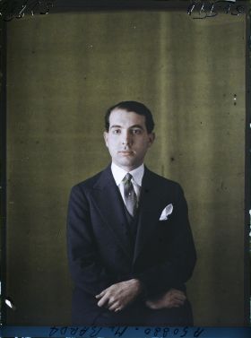 Image représentant https://musee-albert-kahn.s-museum.fr/home/NWQ2OTAwYzNmYjZlZTk1ZWQwODJmMjY4L2dlbmVyaWMtbm90aWNlLXRhYi9hdXRob3JpdHkvNjE3YTc5ZjVjZjhiODk2OGIzMzM3ZDIx/5d6900c3fb6ee95ed082f268/generic-notice-tab/authority/617a79ebcf8b8968b33367dc Monsieur Barda