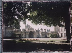 Image représentant La cour d'honneur et le pavillon d'entrée du château