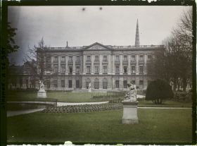 Image représentant Le jardin public devant l'Hôtel de Ville