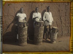 Image représentant Joueurs de tam-tam yorouba et tambours royaux