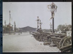 Image représentant Décorations et canons allemands place de la Concorde après les fêtes de la Victoire des 13 et 14 juillet 1919