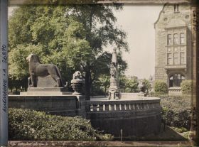 Image représentant Allemagne, Düsseldorf, Occupation Française, Le lion en bois enclouté de la Koenigsalle 1914, 1915, 1916.