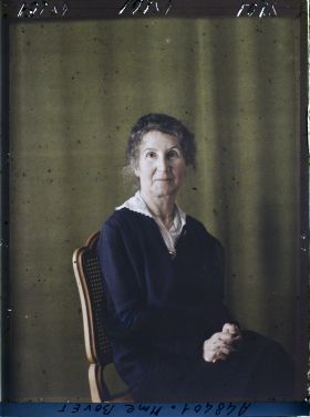 Image représentant https://musee-albert-kahn.s-museum.fr/home/NWQ2OTAwYzNmYjZlZTk1ZWQwODJmMjY4L2dlbmVyaWMtbm90aWNlLXRhYi9hdXRob3JpdHkvNjE3YTc5ZjVjZjhiODk2OGIzMzM3ZDIx/5d6900c3fb6ee95ed082f268/generic-notice-tab/authority/617a79ebcf8b8968b3336971 Madame Ernest Bovet