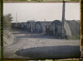 Image représentant Somme, Péronne, Une rue de baraquements en tôle ondulée