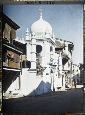 Image représentant Vue de côté du portique d'une mosquée