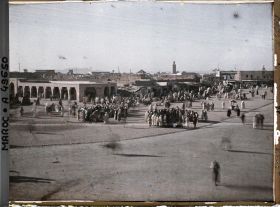 Image représentant La place Jemaâ el-Fna en fin de journée