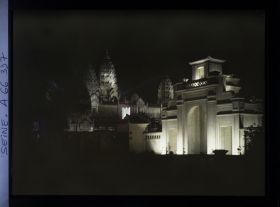 Image représentant L'Exposition Coloniale Internationale de 1931, les illuminations de la porte du Tonkin et du temple d'Angkor Vat