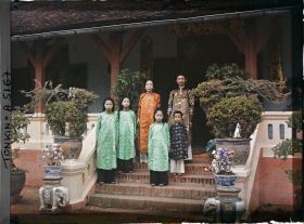 Image représentant Le Tông-dôc (gouverneur) de la province, M. Hoang Trong Phu et sa famille, devant leur villa