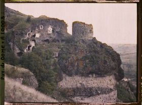 Image représentant France, Perrier, Grottes du Perrier, maison creusée dans le rocher et encore habitée