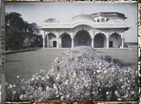 Image représentant Le pavillon de marbre devant la tour de l'Empereur (Shah Burj) dans le fort Rouge (Lal Qila)