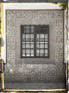 Image représentant L'archevêché (ancien Dar Aziza), une fenêtre encadrée de carreaux