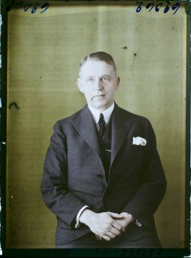 Image représentant Monsieur  https://musee-albert-kahn.s-museum.fr/home/NWQ2OTAwYzNmYjZlZTk1ZWQwODJmMjY4L2dlbmVyaWMtbm90aWNlLXRhYi9hdXRob3JpdHkvNjE3YTc5ZjVjZjhiODk2OGIzMzM3ZDIx/5d6900c3fb6ee95ed082f268/generic-notice-tab/authority/617a79ebcf8b8968b333768b H E Rören