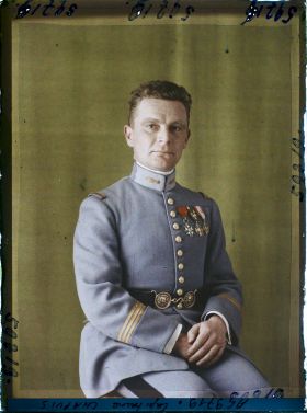 Image représentant https://musee-albert-kahn.s-museum.fr/home/NWQ2OTAwYzNmYjZlZTk1ZWQwODJmMjY4L2dlbmVyaWMtbm90aWNlLXRhYi9hdXRob3JpdHkvNjE3YTc5ZjVjZjhiODk2OGIzMzM3ZDIx/5d6900c3fb6ee95ed082f268/generic-notice-tab/authority/617a79ebcf8b8968b3336a5d Le Capitaine Chapuis