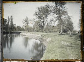 Image représentant Autriche Hongrie, Environs Lundenbourg, Le Chateau de Lundenbourg avec la rivière au 1er plan