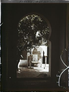 Image représentant La fontaine aux ablutions dans la cour de la grande mosquée