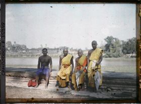 Image représentant Des bonzes en pèlerinage