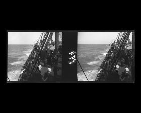 Image représentant Passagers et membres d'équipage massés au bastingage du pont arrière