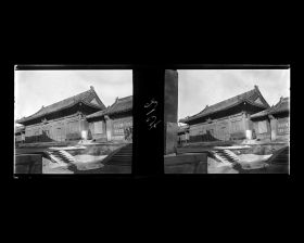 Image représentant Yonghegong ("palais de l'Harmonie et de la Concorde"). la façade sud de Yongyoudian ("pavillon de l'Éternelle Protection") situé dans la troisième cour