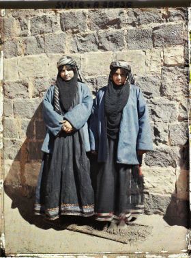 Image représentant Une jeune mariée (celle de gauche ?) et sa cousine