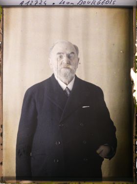 Image représentant https://musee-albert-kahn.s-museum.fr/home/NWQ2OTAwYzNmYjZlZTk1ZWQwODJmMjY4L2dlbmVyaWMtbm90aWNlLXRhYi9hdXRob3JpdHkvNjE3YTc5ZjVjZjhiODk2OGIzMzM3ZDIx/5d6900c3fb6ee95ed082f268/generic-notice-tab/authority/617a79ebcf8b8968b3336646 Monsieur Léon Bourgeois