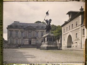 Image représentant Statue de Guillaume le Conquérant et l'Hôtel de Ville
