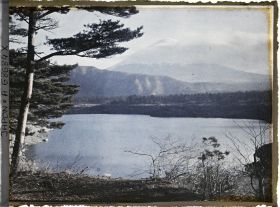 Image représentant Le Sai-ko (lac de l'Ouest) et, au fond, le Mont Fuji