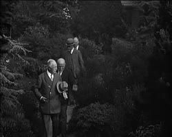 Image représentant Albert Kahn reçoit monsieur Bunau Varilla et le professeur Marchaux dans les jardins de sa propriété de Boulogne.