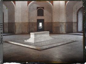 Image représentant La salle funéraire centrale du mausolée de Humayun, contenant le cénotaphe du deuxième empereur moghol