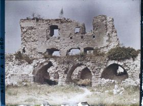 Image représentant France, Coucy-le-Château, Mur de la Cour d'Honneur