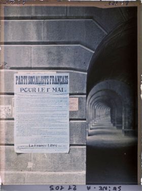 Image représentant Affiche du parti socialiste français, à l'occasion du 1er mai (sous les voûtes de la ceinture sous la gare d'Auteuil)