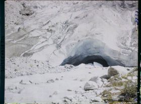 Image représentant Le Rhône à la sortie du glacier du Rhône