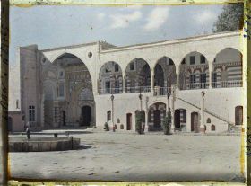 Image représentant La cour du Dar El-wousta et la façade du Dar El-harim dans le palais de l'émir Bachir Chihab