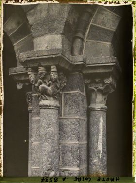 Image représentant L'un des piliers du cloître de la cathédrale Notre-Dame-de-l'Annonciation