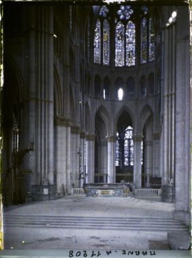 Image représentant L'intérieur de la cathédrale, le chœur et l'abside