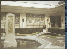 Image représentant L'Exposition des arts décoratifs, Cour des métiers, sur l'esplanade des Invalides, Charles Plumet, Panneaux de Rapin, Marret et Guillonnet