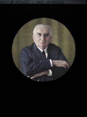 Image représentant Monsieur  https://musee-albert-kahn.s-museum.fr/home/NWQ2OTAwYzNmYjZlZTk1ZWQwODJmMjY4L2dlbmVyaWMtbm90aWNlLXRhYi9hdXRob3JpdHkvNjE3YTc5ZjVjZjhiODk2OGIzMzM3ZDIx/5d6900c3fb6ee95ed082f268/generic-notice-tab/authority/617a79ebcf8b8968b33372a0 Louis Lumière