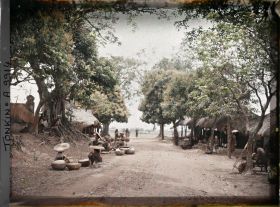Image représentant Un marché à la sortie d'un village, le long de la route