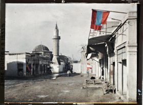 Image représentant Une rue pavoisée aux couleurs arméniennes (rouge, bleu, orange) et françaises